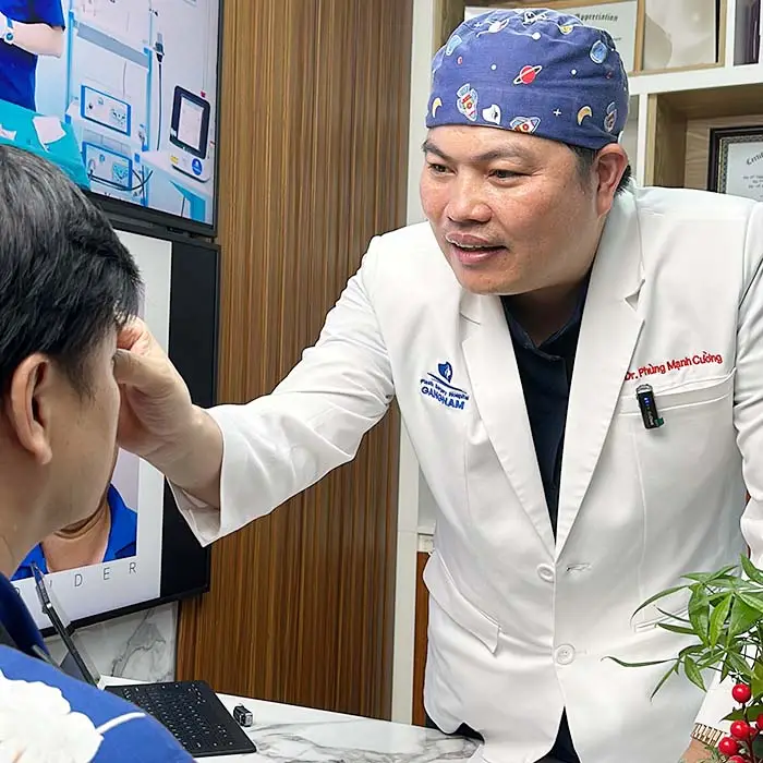 Bác sĩ Phùng Mạnh Cường trực tiếp thăm khám khách hàng