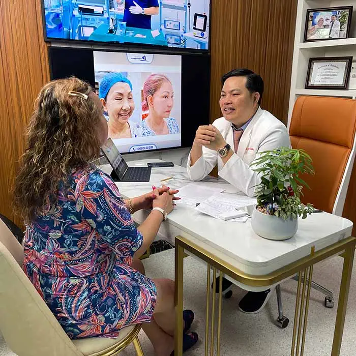 Bác sĩ trực tiếp thăm khám với bác sĩ