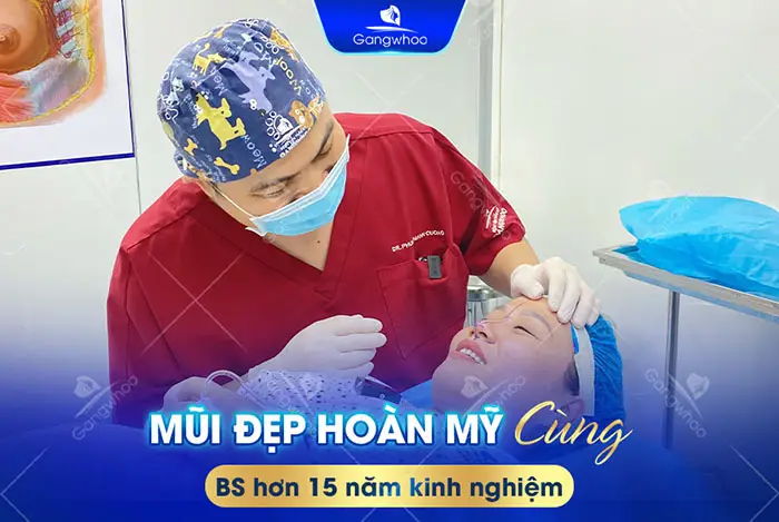 BS. Cường trực tiếp thăm khám và thực hiện thu nhỏ đầu mũi